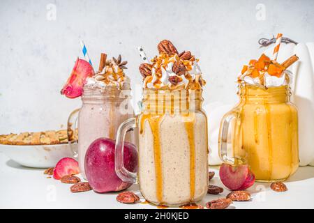Bevande frullato a base di mele, zucca e pecan. Tradizionale torta di cottura autunno sapore cocktail set, su sfondo bianco copia spazio Foto Stock