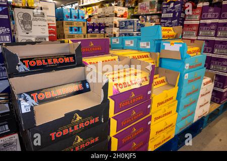 Christams dolci e cioccolatini in un supermercato nel Norfolk Inghilterra Foto Stock