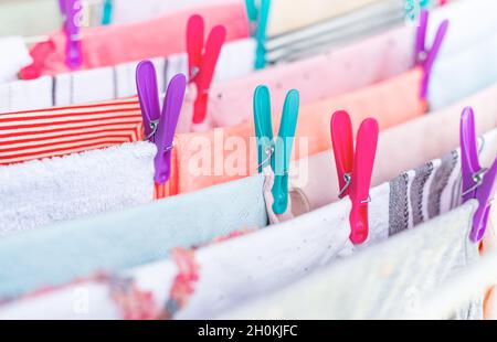 Diversi vestiti asciugano su asciugare. Foto Stock