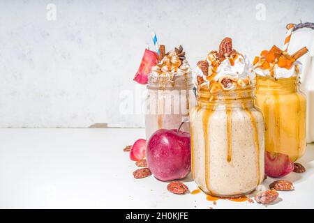 Bevande frullato a base di mele, zucca e pecan. Tradizionale torta di cottura autunno sapore cocktail set, su sfondo bianco copia spazio Foto Stock