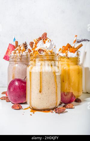 Bevande frullato a base di mele, zucca e pecan. Tradizionale torta di cottura autunno sapore cocktail set, su sfondo bianco copia spazio Foto Stock