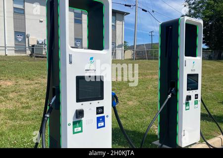 Stazioni di ricarica rapida CC ad alta velocità per veicoli elettrici di Electrify America 150 e 350 Kilowatt Charging Foto Stock