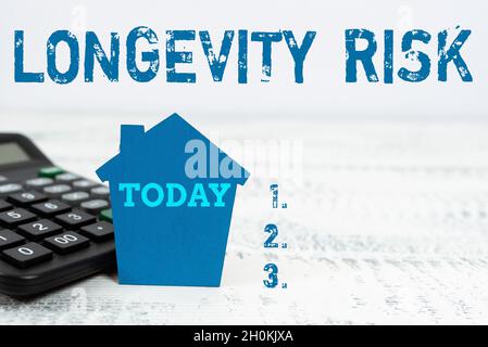 Rischio di longevità della didascalia concettuale. Parola per minaccia potenziale dovuto a vita crescente dei pensionati che vendono proprietà di terra, investire su nuovo Foto Stock
