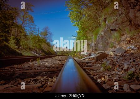 Canadian National Railway Tracks che corre lungo la riva del bacino di bedford , nova scotia canada Foto Stock