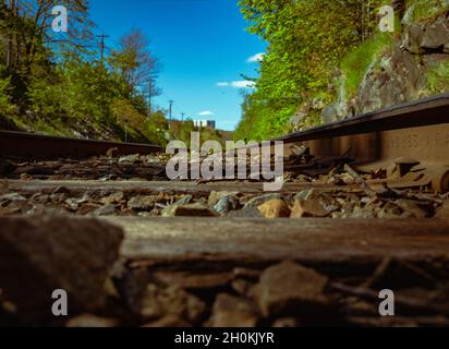 Canadian National Railway Tracks che corre lungo la riva del bacino di bedford , nova scotia canada Foto Stock