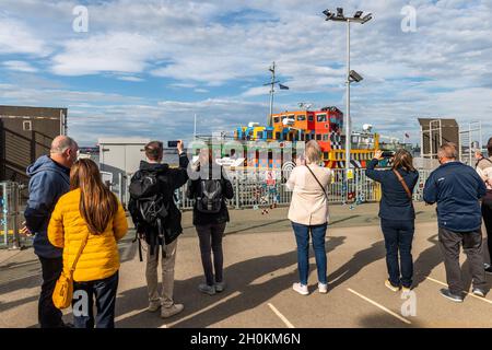 Mersey Ferry 'Showdrop' si avvicina al molo di Liverpool, Merseyside, Regno Unito. Foto Stock