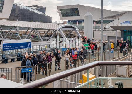 I passeggeri si preparano a salire a bordo di Mersey Ferry 'Showdrop' presso Pier Head, Liverpool, Merseyside, Regno Unito. Foto Stock