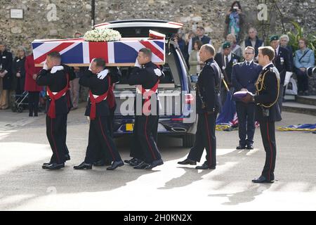 I Pallbearers trasportano la bara del generale maggiore Matthew Holmes, l'ex capo dei Royal Marines, nella cattedrale di Winchester nell'Hampshire per il suo funerale. Maj Gen Holmes comandò 42 Commando Royal Marines dal 2006 al 2008 e fu nominato compagno dell'Ordine di Servizio per la sua leadership sulle operazioni in Afghanistan nel 2007. Data foto: Mercoledì 13 ottobre 2021. Foto Stock