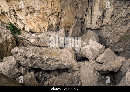 Vecchi resti esplosi di alcuni bunker Siegfried Line lungo il confine, fortezze sotterranee, posizioni antiaeree e rifugi aerei raid Foto Stock