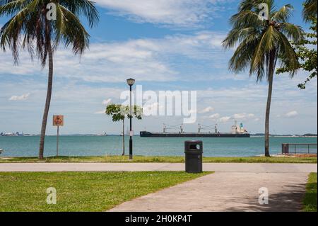 11.10.2021, Singapore, Repubblica di Singapore, Asia - Una nave naviga lungo la riva al Changi Beach Park. Foto Stock