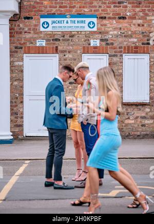 Un giorno alle corse - Racegoers codice di abbigliamento per una giornata di corse di cavalli in un evento del fine settimana estivo a York Racecourse York, Yorkshire, Inghilterra UK 2021 Foto Stock