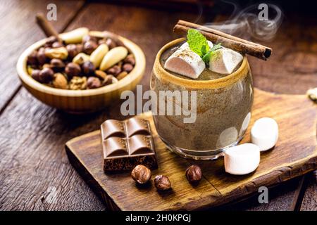 cioccolata calda vegana di natale, bevanda calda, a base di frutta a guscio e latte vegetale, in glutine Foto Stock