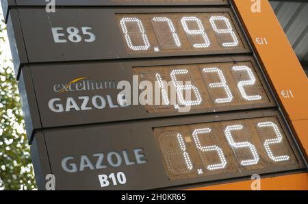 (211013) -- PARIGI, 13 ottobre 2021 (Xinhua) -- i prezzi della benzina e del diesel sono esposti su un cartello all'ingresso di una stazione di servizio a Parigi, Francia, 13 ottobre 2021. Il prezzo del diesel in Francia ha raggiunto il suo livello più alto in due anni dall'ultimo picco del 2018 che ha scatenato le proteste dei "gilet gialli". (Xinhua/Gao Jing) Foto Stock