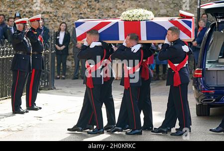 I Pallbearers trasportano la bara del generale maggiore Matthew Holmes, l'ex capo dei Royal Marines, nella cattedrale di Winchester nell'Hampshire per il suo funerale. Maj Gen Holmes comandò 42 Commando Royal Marines dal 2006 al 2008 e fu nominato compagno dell'Ordine di Servizio per la sua leadership sulle operazioni in Afghanistan nel 2007. Data foto: Mercoledì 13 ottobre 2021. Foto Stock