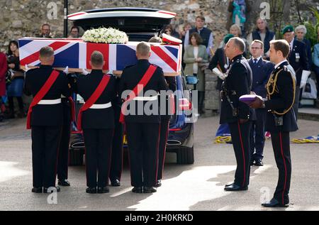 I Pallbearers trasportano la bara del generale maggiore Matthew Holmes, l'ex capo dei Royal Marines, nella cattedrale di Winchester nell'Hampshire per il suo funerale. Maj Gen Holmes comandò 42 Commando Royal Marines dal 2006 al 2008 e fu nominato compagno dell'Ordine di Servizio per la sua leadership sulle operazioni in Afghanistan nel 2007. Data foto: Mercoledì 13 ottobre 2021. Foto Stock