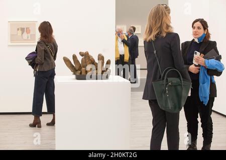 Londra, UK, 13 ottobre 2021: Alla fiera d'arte Frieze Masters del Regent's Park sono esposte fino a domenica 17 ottobre opere del Novecento e di tutte le epoche precedenti, fino a manufatti provenienti dall'antica Grecia e Roma. Una scultura dell'artista giapponese Yayoi Kusama è giustapposta con un dipinto ad olio dell'italiano Giorgio Morandi. Anna Watson/Alamy Live News Foto Stock