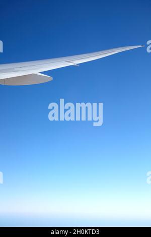 Ala di aeroplano contro il cielo blu. Foto Stock
