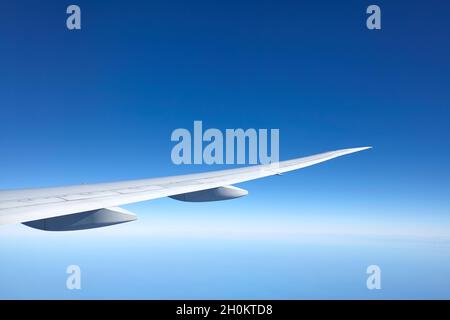 Alettone contro il cielo blu, concetto di viaggio e trasporto, spazio per il testo. Foto Stock