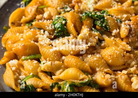 Pasta fatta in casa in zucca d'autunno con spinaci e noci Foto Stock