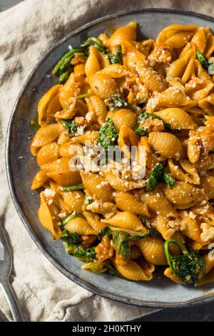 Pasta fatta in casa in zucca d'autunno con spinaci e noci Foto Stock