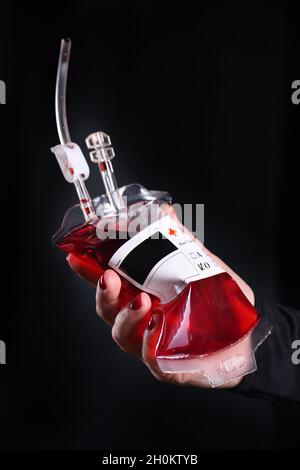 Halloween Party - Aggiunga l'alcool ai sacchetti del contagocce e tratti i vostri ospiti Foto Stock