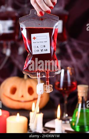 Borsa sangue, vampiro originale Halloween cocktail party idea di servizio Foto Stock