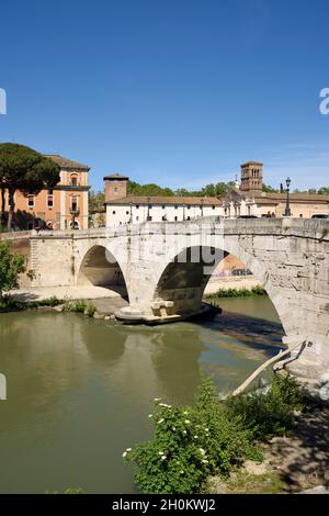 Italia, Roma, fiume Tevere, Isola Tiberina, Pons Cestius, ponte Cestio, antico ponte romano Foto Stock