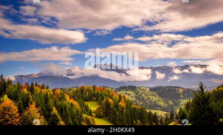 Moeciu de Sus, contea di Brasov, Romania. Paesaggio rurale autunnale dei Carpazi Foto Stock