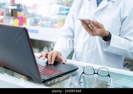 mano ravvicinata di un farmacista maschio che lavora in farmacia. Concetto di assistenza sanitaria medica. Foto Stock