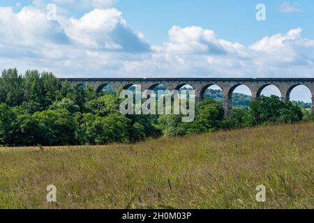 Attraversando la Crimple Valley in Harrogate è un viadotto di pietra con molti archi, North Yorkshire, Inghilterra, Regno Unito. Foto Stock