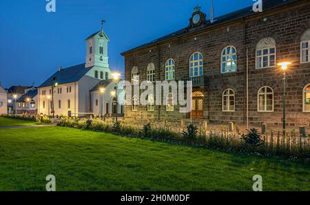 Domkirkjan (Cattedrale luterana) e (Althingi) Parlamento a Reykjavik, Islanda Foto Stock