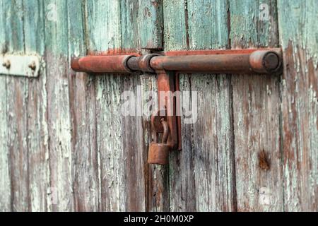 chiudere il dispositivo di chiusura con la vecchia serratura sulle vecchie porte Foto Stock