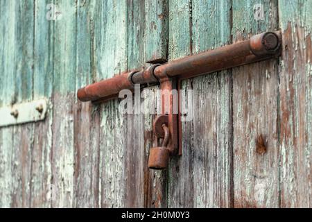 chiudere il dispositivo di chiusura con la vecchia serratura sulle vecchie porte Foto Stock