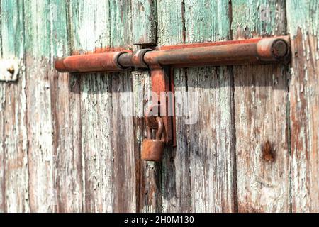 chiudere il dispositivo di chiusura con la vecchia serratura sulle vecchie porte Foto Stock