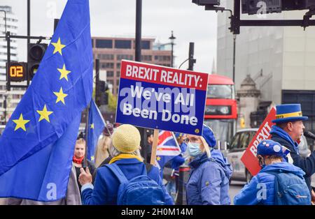 Londra, Regno Unito, 13 ottobre 2021. I manifestanti anti anti anti-Brexit e anti-Tory al di fuori delle Camere del Parlamento. Foto Stock