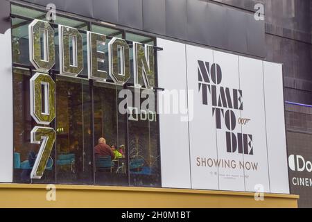 007 aggiunto al cartello Odeon di Odeon Cinema Leicester Square per l'ultimo film di James Bond, No Time to Die. Londra, Regno Unito 13 ottobre 2021. Foto Stock