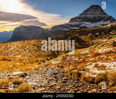 Piccoli Laghi e neve capped Reynolds montagna con Fall Color, Glacier National Park, Montana, USA Foto Stock