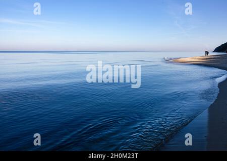 Alba sulle onde calme del Mar Baltico, spiaggia a Miedzyzdroje (Isola Wolin), autunno in Polonia. Foto Stock