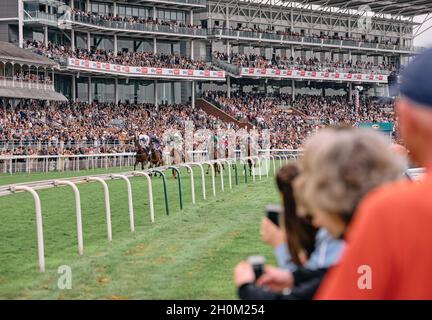 Un giorno alle corse - Racegoers acclamare sopra ad una corsa di cavallo del giorno in un evento di fine settimana estivo all'ippodromo di York York, Yorkshire, Inghilterra UK 2021 Foto Stock