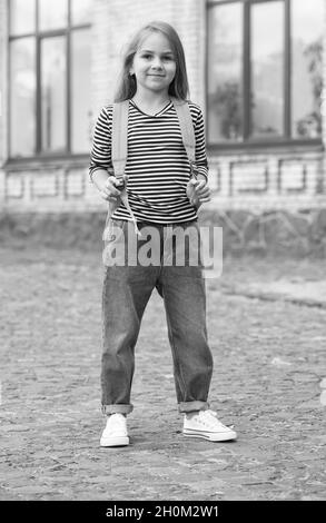 Rendere interessante l'infanzia. Zaino per bambini in età prescolare all'aperto. Piccolo bambino di nuovo a scuola. Istruzione prescolare. Club afterschool. Cura del giorno. Giorno Foto Stock