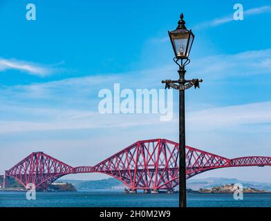 Lampada vittoriana post con iconico Ponte di Forth Rail e Inchgarvie isola, South Queensferry, Scotland, Regno Unito Foto Stock