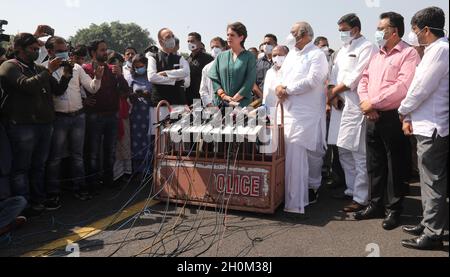 New Delhi, India, 13/10/2021, Il leader del partito indiano del Congresso nazionale Priyanka Gandhi Vadra (C) parla con i media dopo l'incontro con il presidente RAM Nath Kovind e la presentazione di un memorandum sull'incidente di violenza di Lakhimpur Kheri al di fuori del Rashtrapati Bhawan.la delegazione del partito indiano del Congresso nazionale tiene una conferenza stampa dopo il loro incontro con il presidente RAM Nath Kovind. Il partito del Congresso chiede inoltre le dimissioni del ministro dell'Unione per gli Affari interni, Ajay Mishra, a seguito della violenza di Lakhimpuri Kheri, nell'Uttar Pradesh, in cui otto persone, tra cui quattro agricoltori, sono state uccise l'ottobre Foto Stock