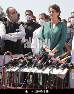 New Delhi, India, 13/10/2021, Il leader del partito indiano del Congresso nazionale Priyanka Gandhi Vadra (C) parla con i media dopo l'incontro con il presidente RAM Nath Kovind e la presentazione di un memorandum sull'incidente di violenza di Lakhimpur Kheri al di fuori del Rashtrapati Bhawan.la delegazione del partito indiano del Congresso nazionale tiene una conferenza stampa dopo il loro incontro con il presidente RAM Nath Kovind. Il partito del Congresso chiede inoltre le dimissioni del ministro dell'Unione per gli Affari interni, Ajay Mishra, a seguito della violenza di Lakhimpuri Kheri, nell'Uttar Pradesh, in cui otto persone, tra cui quattro agricoltori, sono state uccise l'ottobre Foto Stock