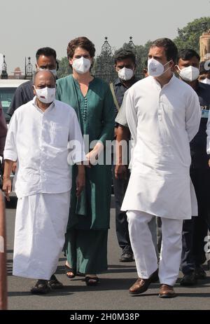 New Delhi, India, 13/10/2021, La delegazione del partito del Congresso nazionale indiano guidata da Rahul Gandhi (R) e Priyanka Gandhi Vadra (2L) e AK Antony (L) arriva alla conferenza stampa dopo l'incontro con il presidente RAM Nath Kovind e la presentazione di un memorandum sull'incidente di violenza di Lakhimpur Kheri al di fuori del Rashtrapiati Bhawan.la delegazione del partito del Congresso nazionale indiano tiene Una conferenza stampa dopo l'incontro con il presidente RAM Nath Kovind. Il partito del Congresso chiede inoltre le dimissioni del ministro dell'Unione per gli Affari interni, Ajay Mishra, in seguito al violenc Lakhimpuri Kheri dell'Uttar Pradesh Foto Stock