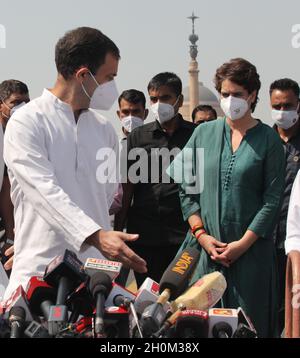 New Delhi, India, 13/10/2021, La delegazione del partito del Congresso Nazionale Indiano guidata da Rahul Gandhi (L) invita Priyanka Gandhi Vadra (R) a parlare con i media dopo aver incontrato il presidente RAM Nath Kovind e aver presentato un memorandum sull'incidente di violenza di Lakhimpur Kheri al di fuori del Rashtrapati Bhawan.la delegazione del partito del Congresso Nazionale Indiano tiene una conferenza stampa dopo il loro Incontro con il Presidente RAM Nath Kovind. Il partito del Congresso chiede anche le dimissioni del ministro dell'Unione per gli Affari interni, Ajay Mishra, a seguito della violenza di Lakhimpuri Kheri, in cui otto persone sono incluse Foto Stock