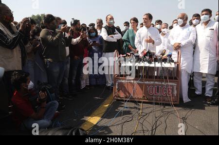 New Delhi, India, 13/10/2021, La delegazione del partito del Congresso nazionale indiano guidata da Rahul Gandhi (C) parla con i media dopo aver incontrato il presidente RAM Nath Kovind e aver presentato un memorandum sull'incidente di violenza di Lakhimpur Kheri al di fuori del Rashtrapati Bhawan. La delegazione del partito del Congresso nazionale indiano tiene una conferenza stampa dopo il loro incontro con il presidente RAM Nath Kovind. Il partito del Congresso chiede inoltre le dimissioni del ministro dell'Unione per gli Affari interni, Ajay Mishra, a seguito della violenza di Lakhimpuri Kheri, nell'Uttar Pradesh, in cui otto persone, tra cui quattro agricoltori, sono state uccise su Octo Foto Stock