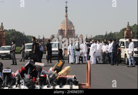 New Delhi, India, 13/10/2021, La delegazione del partito del Congresso Nazionale Indiano arriva per la conferenza stampa dopo l'incontro con il presidente RAM Nath Kovind e la presentazione di un memorandum sull'incidente di violenza di Lakhimpur Kheri al di fuori del Rashtrapati Bhawan.la delegazione del partito del Congresso Nazionale Indiano tiene una conferenza stampa dopo il loro incontro con il presidente RAM Nath Kovind. Il partito del Congresso chiede inoltre le dimissioni del ministro dell'Unione per gli Affari interni, Ajay Mishra, a seguito della violenza di Lakhimpuri Kheri, nell'Uttar Pradesh, in cui otto persone, tra cui quattro agricoltori, sono state uccise il 3 ottobre 20 Foto Stock