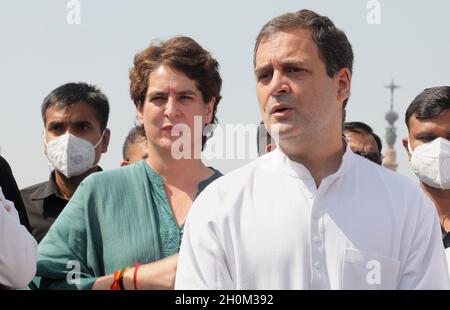 New Delhi, India, 13/10/2021, La delegazione del partito del Congresso nazionale indiano guidata da Rahul Gandhi (C) e Priyanka Gandhi Vadra visto dietro parlare con i mezzi di comunicazione dopo l'incontro con il presidente RAM Nath Kovind e la presentazione di un memorandum sull'incidente di violenza di Lakhimpur Kheri fuori del Rashtrapati Bhawan.la delegazione del partito del Congresso nazionale indiano tiene una conferenza stampa dopo loro Incontro con il Presidente RAM Nath Kovind. Il partito congressuale chiede inoltre le dimissioni del ministro dell'Unione per gli Affari interni, Ajay Mishra, a seguito della violenza di Lakhimpuri Kheri dell'Uttar Pradesh, in cui sono presenti otto persone Foto Stock