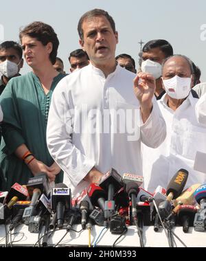 New Delhi, India, 13/10/2021, La delegazione del partito del Congresso nazionale indiano guidata da Rahul Gandhi (C) parla con i media dopo aver incontrato il presidente RAM Nath Kovind e aver presentato un memorandum sull'incidente di violenza di Lakhimpur Kheri al di fuori del Rashtrapati Bhawan. La delegazione del partito del Congresso nazionale indiano tiene una conferenza stampa dopo il loro incontro con il presidente RAM Nath Kovind. Il partito del Congresso chiede inoltre le dimissioni del ministro dell'Unione per gli Affari interni, Ajay Mishra, a seguito della violenza di Lakhimpuri Kheri, nell'Uttar Pradesh, in cui otto persone, tra cui quattro agricoltori, sono state uccise su Octo Foto Stock