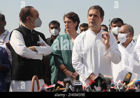 New Delhi, India, 13/10/2021, La delegazione del partito del Congresso nazionale indiano guidata da Rahul Gandhi (3L) ha discusso con i media dopo aver incontrato il presidente RAM Nath Kovind e aver presentato un memorandum sull'incidente di violenza di Lakhimpur Kheri al di fuori del Rashtrapati Bhawan. La delegazione del partito del Congresso nazionale indiano tiene una conferenza stampa dopo il loro incontro con il presidente RAM Nath Kovind. Il partito del Congresso chiede inoltre le dimissioni del ministro dell'Unione per gli Affari interni, Ajay Mishra, a seguito della violenza di Lakhimpuri Kheri, nell'Uttar Pradesh, in cui otto persone, tra cui quattro agricoltori, sono state uccise su Octo Foto Stock